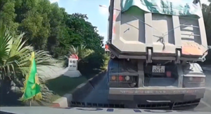 Mặc xe ưu tiên phát tín hiệu, xe đầu kéo vẫn không chịu nhường đường