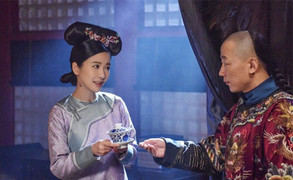 Khổ như cung nữ thời xưa, ban ngày phục vụ hoàng đế, ban đêm hầu hạ thái giám