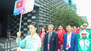 Đoàn thể thao Việt Nam tặng quà chủ nhà ASIAD 19