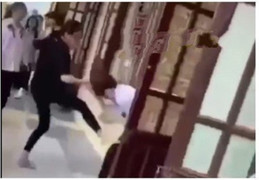 Được người ngoài nhờ nói chuyện, nữ sinh lớp 11 đánh bạn tới tấp tại hành lang