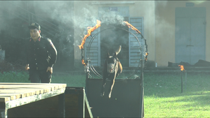  Xem cảnh khuyển vượt vòng lửa, trấn áp tội phạm trong làn đạn nổ