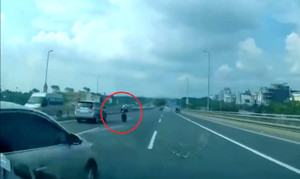 Thanh niên phóng xe máy ngược chiều trên cầu Nhật Tân gây tai nạn