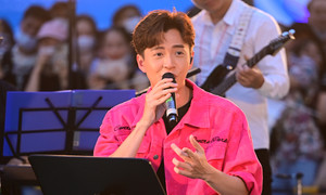 Ngô Kiến Huy hát nhạc của Đan Trường tại đường phố Nhật Bản