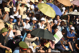 Nghìn người đội nắng đến xem 16 ông trâu Đồ Sơn thi chọi