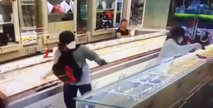 Hai kẻ mang vật giống súng cướp tiệm vàng ở Khánh Hòa