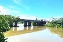 Dừng xe máy giữa cầu, nam thanh niên ở Quảng Nam nhảy sông tự tử