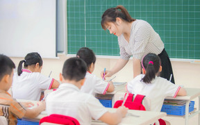 Bộ Chính trị: Tiếp tục đổi mới chính sách tiền lương, đãi ngộ giáo viên