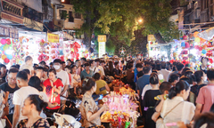 Phố Hàng Mã đông nghẹt người trước thềm Tết Trung thu