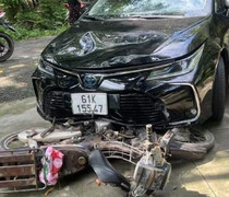 Nữ tài xế ô tô kéo lê xe máy hơn 2km về tận nhà 