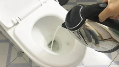 Tại sao khi nhận phòng khách sạn nên đun nước sôi rồi đổ vào toilet?
