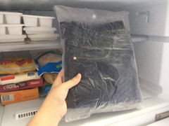 Cho quần áo vào ngăn đá tủ lạnh có tác dụng gì?