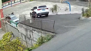 Tài xế đạp nhầm chân ga, ô tô lao xuống sân bóng rổ