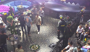 Hàng trăm cảnh sát đột kích quán bar, phát hiện nhiều người dương tính ma tuý