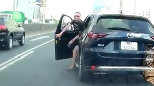 Đi vào làn khẩn cấp đường trên cao Hà Nội, tài xế còn hùng hổ xuống xe nạt nộ