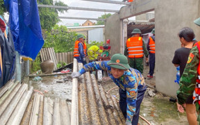 Áp thấp nhiệt đới gây mưa to, dông lốc, làm 1 người thiệt mạng ở miền Trung