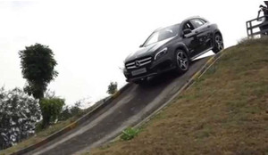 Ô tô xuống dốc nên dùng số hay dùng phanh?