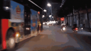 Tài xế xe buýt 29B-058.73 chèn ép người đi đường, hành xử côn đồ trên phố Hà Nội