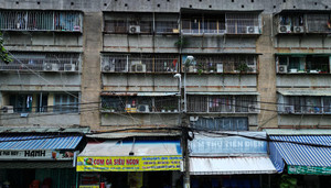 Cận cảnh những chung cư bít bùng như 'chuồng cọp' ở TP.HCM