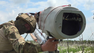 Cận cảnh lính Nga lắp ráp và phóng UAV trong xung đột Ukraine