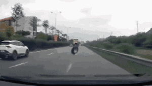 Tài xế container đánh rơi 'món quà' trên đường, nạn nhân mang đến trả lại 