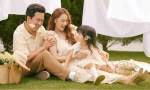 Nhã Phương khoe loạt ảnh gia đình hạnh phúc, mong chờ con thứ hai chào đời