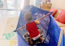 Nhiều người chóng mặt khi xem cậu bé này 'chèo thuyền trên không' 