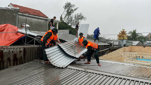 Áp thấp nhiệt đới làm hàng chục ngôi nhà ở Huế tốc mái, 3 người bị thương