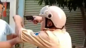 Bị người vi phạm đuổi đánh, cán bộ CSGT bắn chỉ thiên