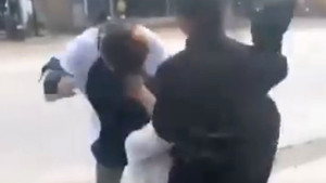 Lớp trưởng bị đánh dã man vì báo cáo cô giáo có hai người lạ trong lớp