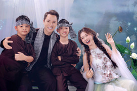 Vợ chồng ca sĩ Đăng Khôi khoe hạnh phúc sum vầy trong loạt ảnh mừng trung thu