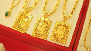 Giá vàng hôm nay 26/9: Đồng loạt giảm