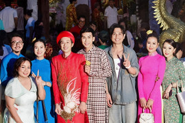 Hoài Linh xuất hiện tươi tắn trong ngày giỗ Tổ nghề sân khấu