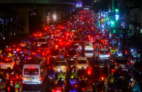 Mưa giờ tan tầm, đường phố Hà Nội ùn tắc không lối thoát