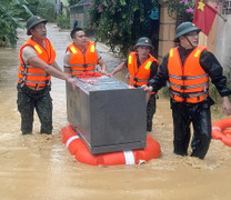 Mưa lớn, hơn 1.000 hộ dân và nhiều trường học chìm trong biển nước