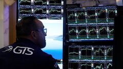 Chứng khoán Mỹ lao dốc: Dow Jones mất gần 400 điểm, S&P 500 thấp nhất 6 tháng