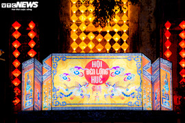 Hàng nghìn người đội mưa vào Đại nội ngắm đèn lồng đêm trung thu 