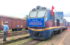 Tàu liên vận chở 500 tấn hàng rời Bình Dương đi thẳng qua Trung Quốc