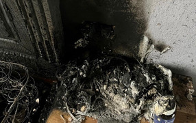 Hà Nội: Chập sạc điện thoại gây cháy nhà, 3 bố con mắc kẹt bên trong