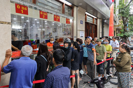 Hàng trăm người xếp hàng chờ mua bánh trung thu ở Hà Nội