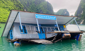 Nhà bảo tồn trên làng chài Cửa Vạn bị gió thổi đổ, sắp chìm xuống vịnh Hạ Long