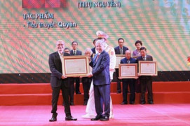 Nhà văn bức xúc vì 4 tháng chưa nhận được tiền thưởng Giải thưởng Nhà nước