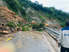 Sạt lở hàng trăm khối đất đá, đường độc đạo lên cửa khẩu Cầu Treo tê liệt