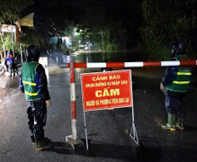 Lật thuyền khi đi bắt chim trong đêm, hai người dân may mắn được cứu sống