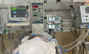 Mắc virus lây qua nụ hôn, trẻ 39 ngày tuổi nguy kịch