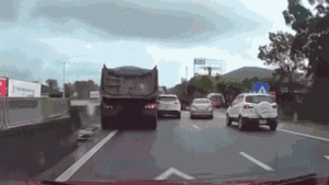 Tài xế không làm chủ tốc độ, xe ben san phẳng dải phân cách