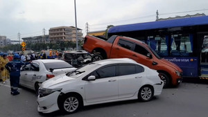 Đạp nhầm chân ga, tài xế xe buýt gây tai nạn liên hoàn