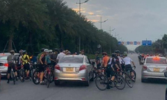Đoàn xe đạp giở thói côn đồ, bao vây ô tô đe dọa tài xế