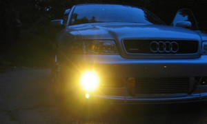 Vì sao đèn ô tô thường có ánh sáng vàng?