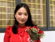 Bố bệnh nặng, mẹ làm lao công, nữ sinh tốt nghiệp thủ khoa Đại học Luật Hà Nội