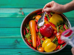 Ngâm rau củ qua nước muối có tác dụng đến đâu?